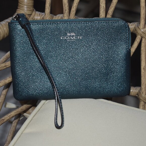 Metallic Shimmer Green Coach Wristlet Wallet Never Used - Picture 1 of 6